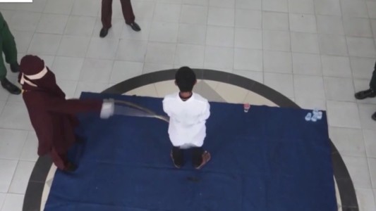 Castigaron con 169 latigazos a un hombre condenado por violar chicos en Indonesia