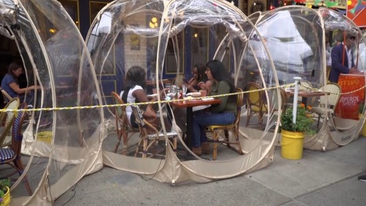 Burbujas de plástico: una solución simple y barata para las mesas en las veredas