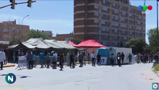 Demoras y largas filas en el Hospital Rawson por hisopados