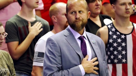 Un miembro del equipo de campaña de Trump tenía 10 armas y golpeó a su esposa