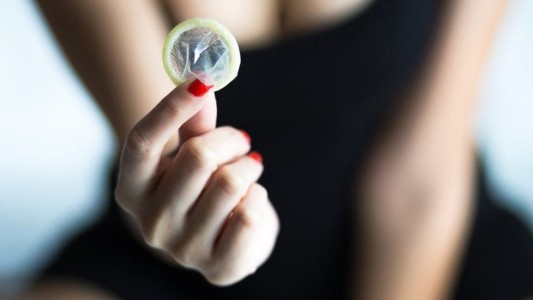 Denuncia por "stealthing": acusó a un embajador francés de sacarse el preservativo durante el sexo