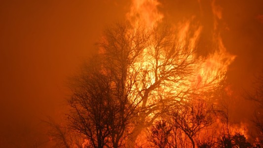 Otra noche cruzada por el fuego en las sierras