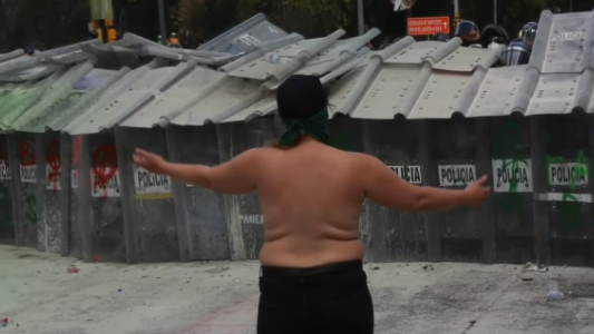 Sin remera y con los brazos en alto, así se enfrentó una mujer a la policía mexicana