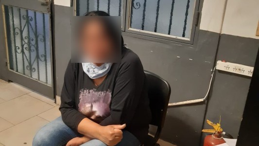 Fue a llevarle comida a su hijo a una comisaría y terminó detenida porque la buscaban por un crimen