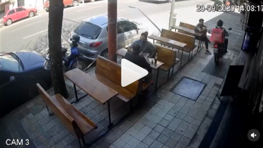 "Deliverychorro": video del robo de un hombre camuflado como repartidor en un bar de Córdoba