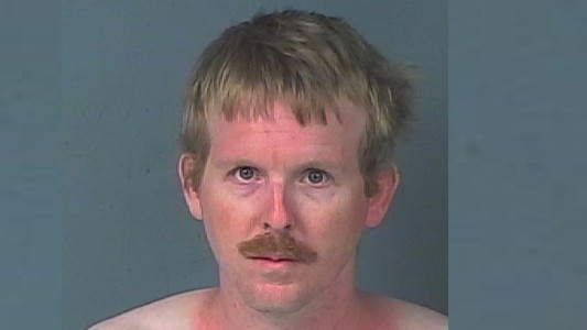 Fue detenido por abuso sexual de una menor: vivía escondido en el armario de la chica