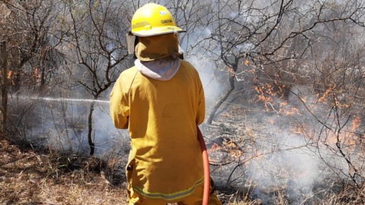 Más de 200 bomberos combaten incendios en Las Albahacas, Villa El Chalay y Alpa Corral