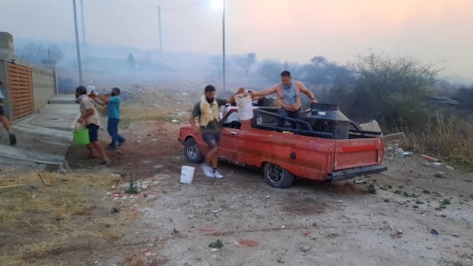 Vecinos intentan sofocar el fuego en Parque Síquiman
