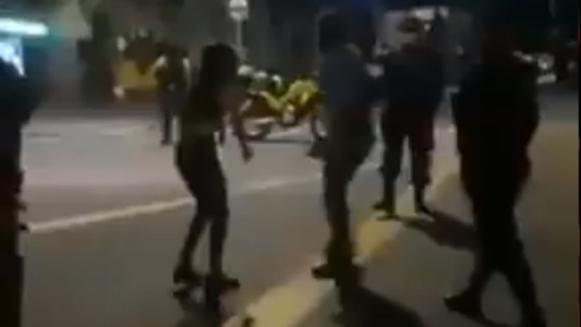 Video: un padre fue a buscar a su hija a una marcha y la sacó a cinturonazos