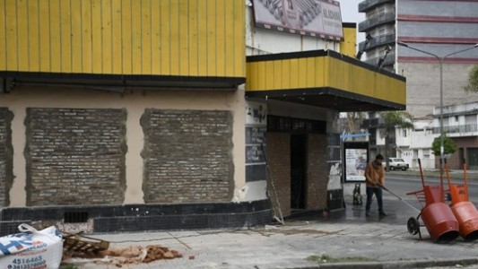 Insólito: donde había vidrieras, ahora hay tapiales, le robaron tres veces en diez días