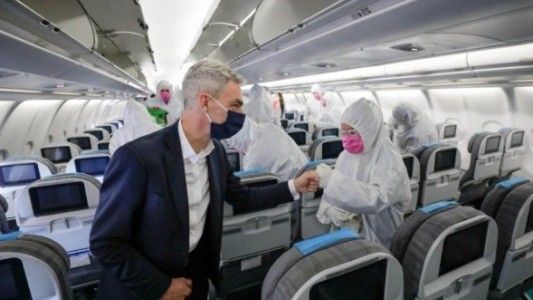 Meoni y el presidente de Aerolíneas nuevo dispositivo sanitizante para aviones