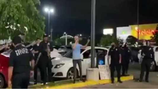 Video: Canta en la calle porque no tiene trabajo y fue sorprendido por una banda soporte especial