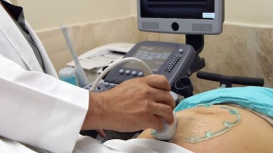 Padre biológico de 17 niños: ginecólogo usó su propio esperma en clínica de inseminación