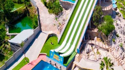 Estaba de vacaciones y murió al tirarse de un tobogán acuático extremo