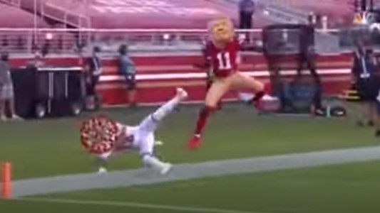 Trump salta y elude al coronavirus, en un video oficial de campaña