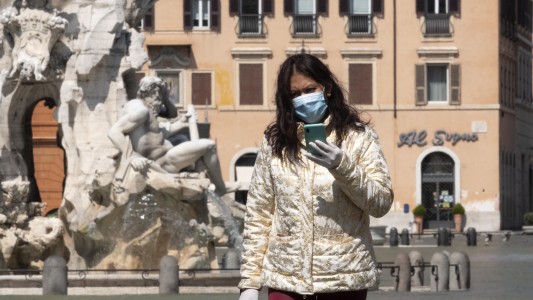 Italia hace obligatorio el uso de tapabocas en espacios abiertos