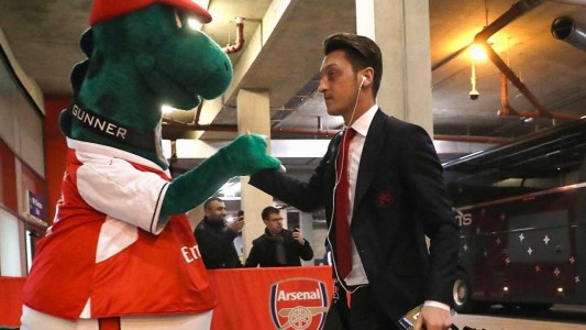 Özil acude al rescate para salvar a la mascota del Arsenal