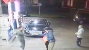 Jugador egipcio ayudó a una persona indigente que era acosada en Liverpool