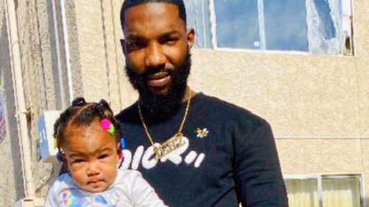 Su hija estaba encerrada pero se negó a romper la ventana de su auto nuevo: la bebé murió asfixiada