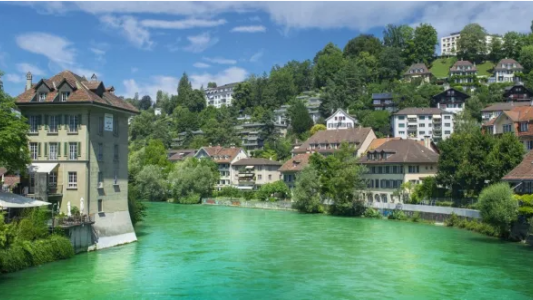 Qué requisitos hay que reunir para vivir en el pueblo de Suiza que ofrece 70 mil euros a las familias