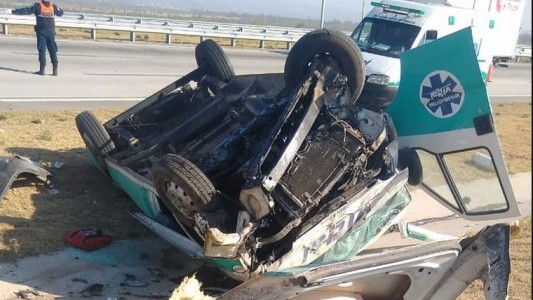 Impactante vuelco de ambulancia en Circunvalación: hay un herido