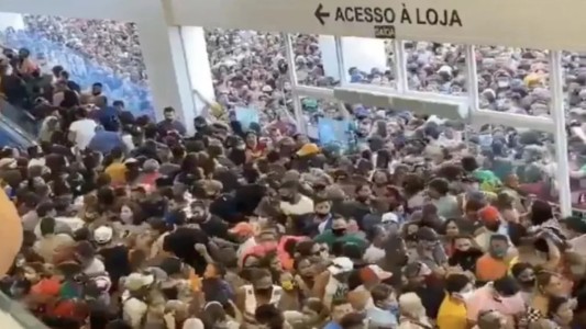 Video: Avalancha de gente en la apertura de un shopping en Brasil