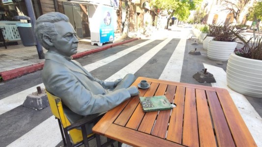 FOTOS - Salzano, solitario en la mesa de un bar: algunos abrieron para llevar y delivery