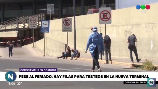 A pesar del feriado, filas extensas en la Terminal por un hisopado