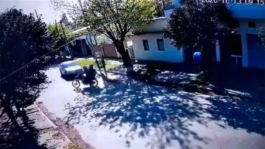 Motochorros la arrastraron de los pelos y la atropelló un vecino accidentalmente