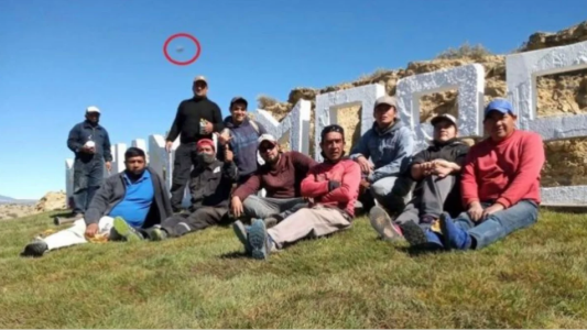 Sorpresa en Neuquén: se sacaron una foto y apareció un OVNI sobre sus cabezas