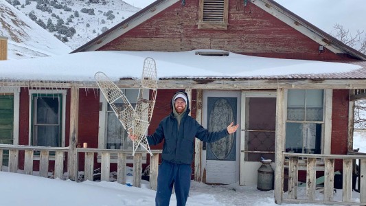 Compró un pueblo fantasma por 1,4 millones de dólares y vive allí para pasar la pandemia