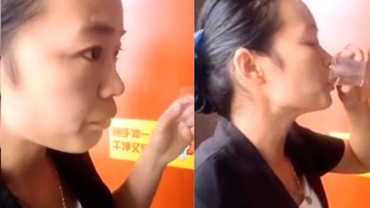 Video: una empleada doméstica tomó agua del inodoro para demostrar que estaba limpio