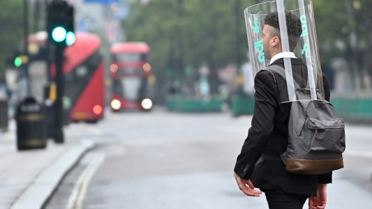 Por el coronavirus, Londres prohíbe las reuniones privadas: Reino Unido registra 20.000 casos diarios