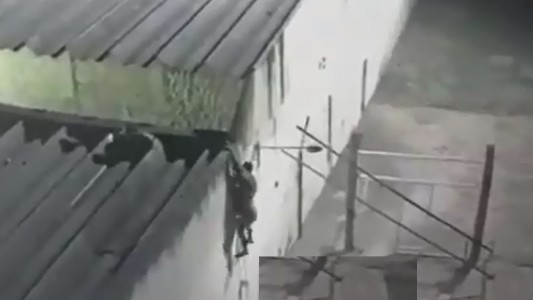 Video: 17 presos se fugaron por el techo de una cárcel