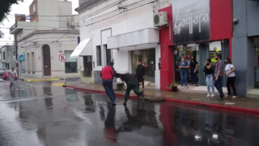 Video indignante: tenía perimetral y le dio una golpiza en medio de la calle