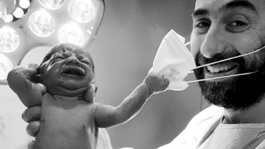 La foto de la esperanza: el bebé recién nacido que le quita el barbijo al médico
