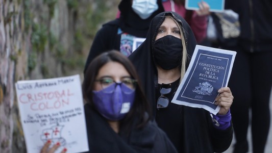 Decenas de mujeres hicieron un funeral simbólico de la Constitución chilena