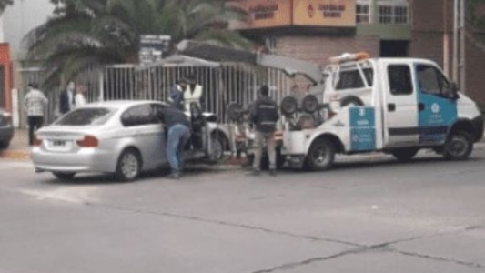 Video: Chocaron y atropellaron a una mujer que llevaba a su bebé en un cochecito