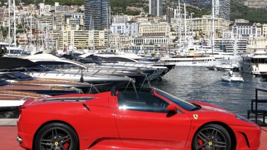 Dueño de una Ferrari y un yate, declaraba ingresos al límite de la pobreza