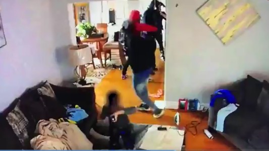 Video: nene le tiró con juguetes a los ladrones que entraron a su casa