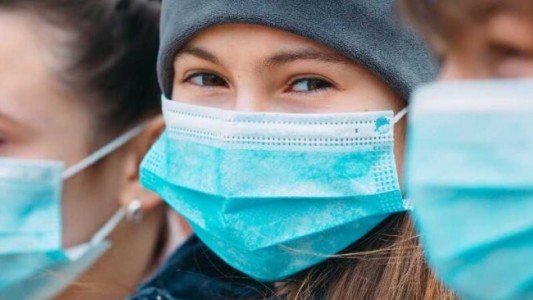 Una nena de 13 años contagió de coronavirus a 11 familiares en una reunión social