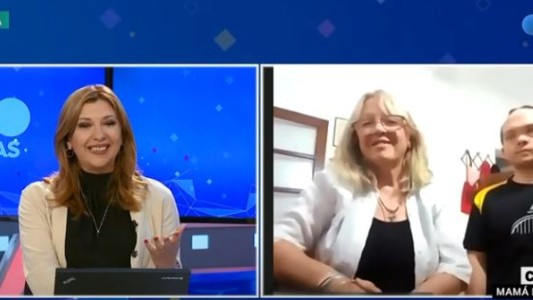 Gesto de madre: su hijo es ciego y lo ayuda a entrenar en bicicleta