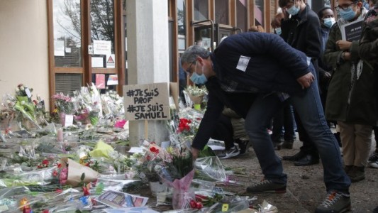 En Francia, alumnos y colegas homenajean al profesor asesinado por un extremista islámico
