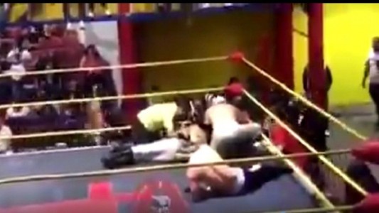Video:  un luchador mexicano murió en plena pelea