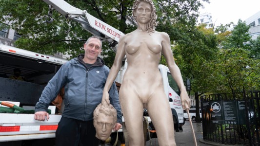 La obra de un artista argentino hipnotiza a Nueva York en homenaje a mujeres del #Metoo