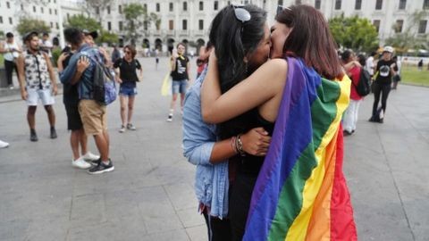 Viajó 800 kilómetros para amenazar a su hija lesbiana: "¿Tengo que degollarte para que entiendas?"