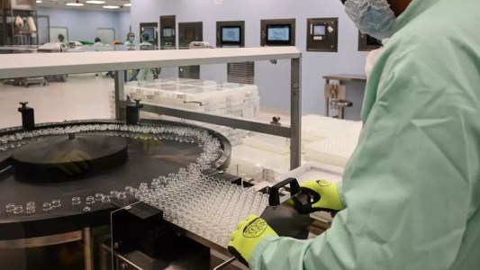 Brasil continuará con los ensayos de la vacuna de Oxford tras la muerte de un voluntario