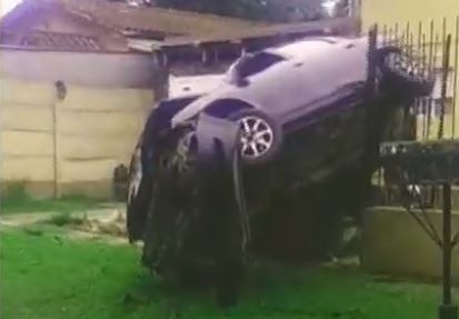 Dos nenes le sacaron la camioneta al padre, salieron a manejar y volcaron