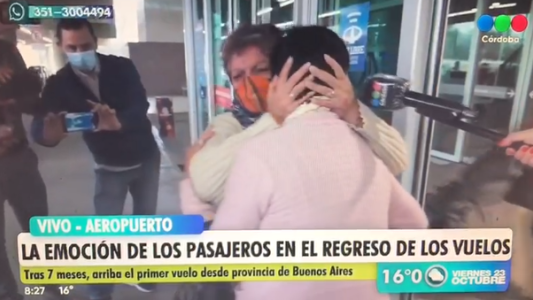 La estación del reencuentro: besos, abrazo y lágrimas en el aeropuerto de Córdoba