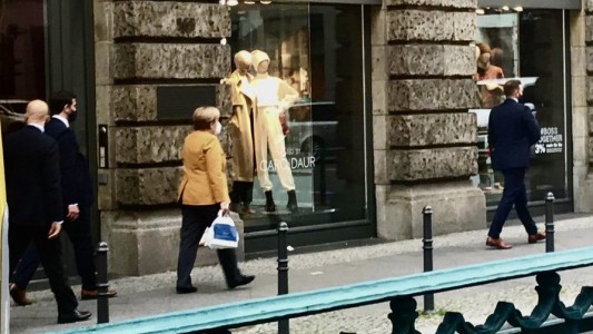 Ángela Merkel compró un sándwich en la calle en Berlín y nadie se percató de su presencia